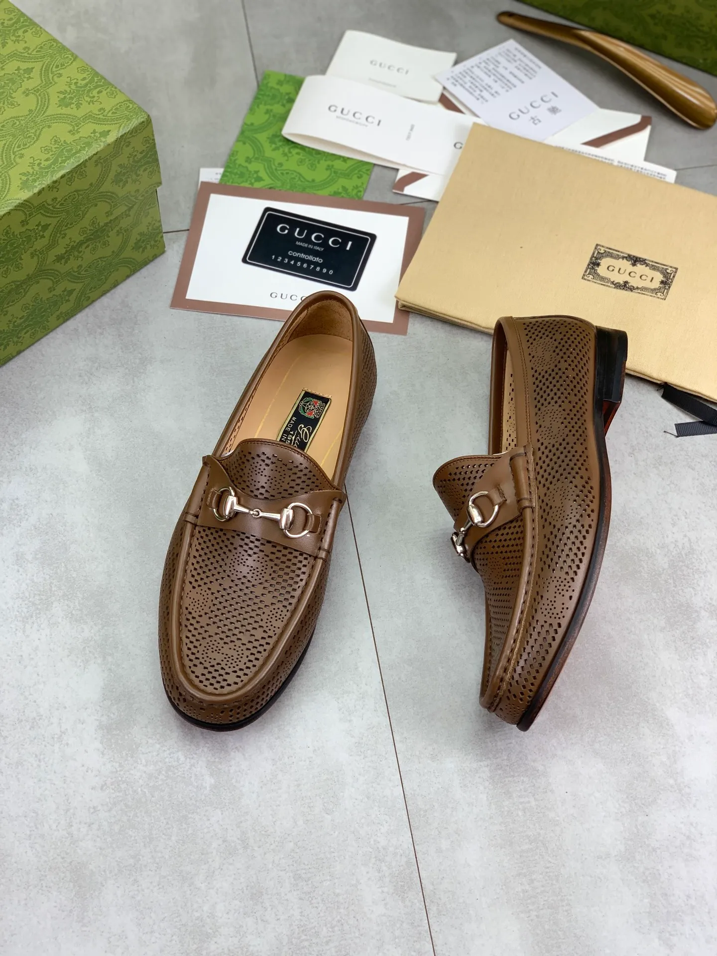 Factory price P980💰💎💎💎Top version (original high-grade genuine leather outsole) Full upper and inner lining cowhide punching design (summer essential) Brand: [GUCCi] Gucci's new business formal casual leather shoes Standard code: Men's size 39–44 (38 45 46 needs to be customized) Grade: Same as the official website Original quality Material: Original calfskin Water-dyed cowhide lining Original genuine leather outsole Style categories: Men's fashion Formal casual leather shoes Slip-on men's shoes series Young fashion European and American trends British style Casual matching Comfortable feet Color: 3️⃣ colors available Actual pictures